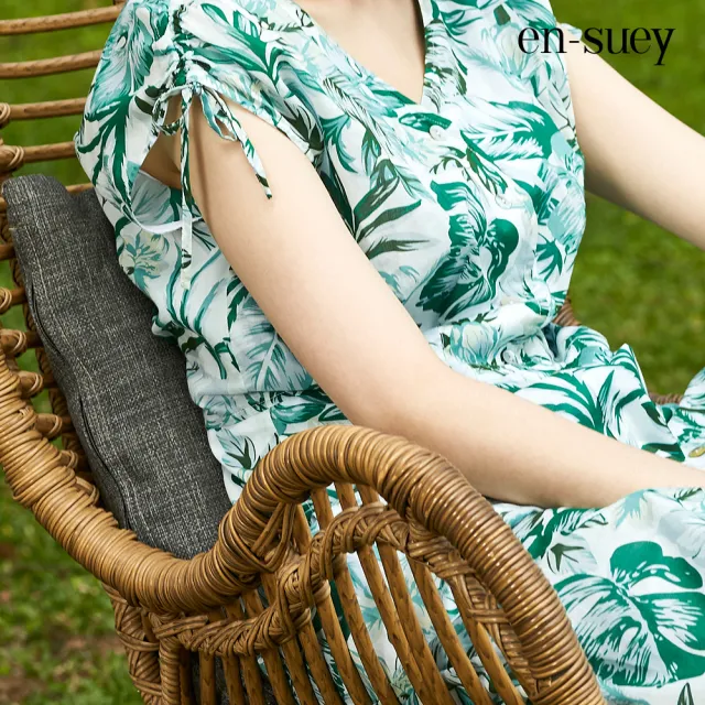 【en-suey 銀穗】渡假風植物印花肩抽繩收腰洋裝-女