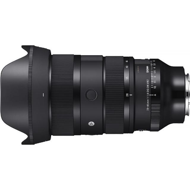 SIGMA 適馬 28-45mm F1.8 DG DN Art 鏡頭，首創恆定 F1.8 大光圈廣角變焦設計，15群18片高階鏡片組（含5片SLD+3片非球面），11片光圈葉片打造柔美淺景深。焦距28-45mm，最近對焦30cm，放大倍率1:4，適用SONY E-Mount、Leica L-Mount、SIGMA、Panasonic鏡身。L-Mount版本重量960g、E-Mount950g，直徑87.8mm，濾鏡尺寸82mm。隨附遮光罩、鏡頭蓋、鏡袋，36個月保固。公司貨全新，完美旅遊、人像、廣角拍攝，超高解析力與邊緣成像品質。