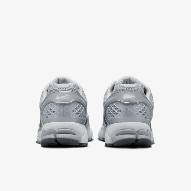 【NIKE 耐吉】運動鞋 慢跑鞋 休閒鞋 男鞋 女鞋 NIKE ZOOM VOMERO 5 TRIPLE GREY 灰銀 復古(FJ4151003)