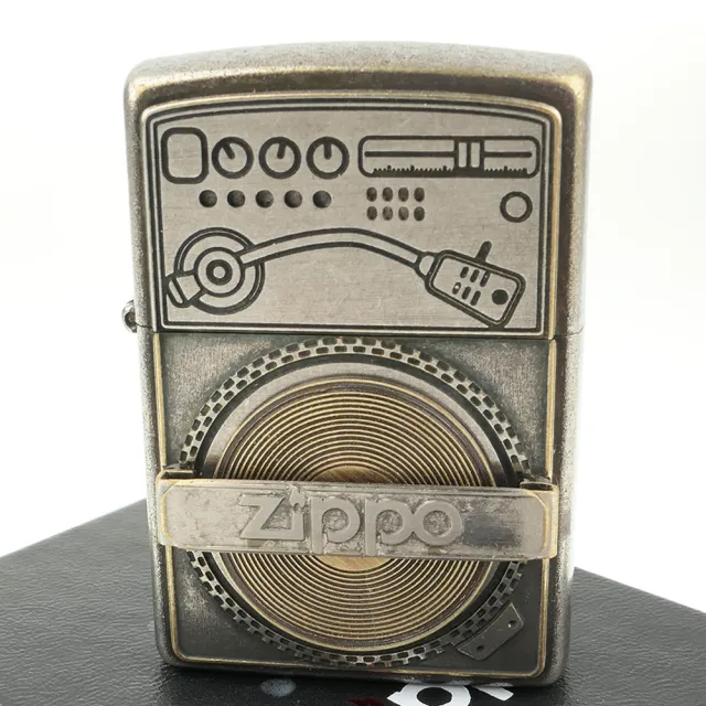 【Zippo】日系~黑膠電唱機-立體圖案貼飾打火機(仿舊銀款)