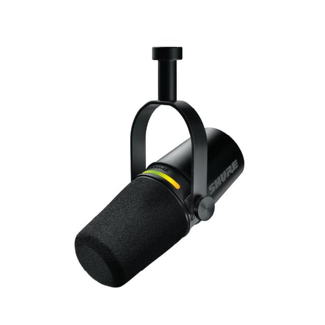 SHURE MV7+ SHURE MV7+ 桌上型動圈麥克風,專業級有線麥克風,適合會議、電腦錄音、行動K歌、車用音響、家用音響及家庭K歌使用。黑色系設計,美國原廠製造,重量僅573.5g,附原廠專用腳架、棉套、說明書及3公尺Type-C USB專用線材。動圈式麥克風提供清晰音質,2年保固保障,完美提升您的錄音與通話體驗。