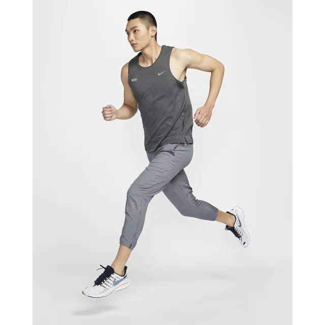 【NIKE 耐吉】背心上衣 運動 休閒 無袖 男 AS M NK FLASH MILER TANK 鐵灰色(FN3987068)