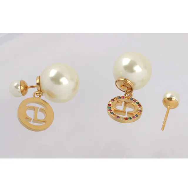 【Dior 迪奧】Tribales CD Logo 彩色水晶及珍珠針式耳環(金色/白色)