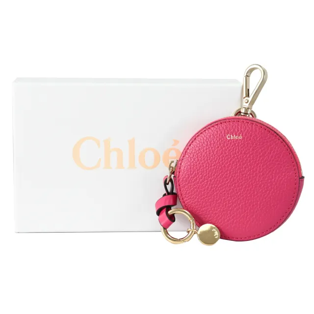 【Chloe’ 蔻依】ALPHABET 經典綁結吊飾LOGO鑰匙扣圓餅包零錢包(桃紅)