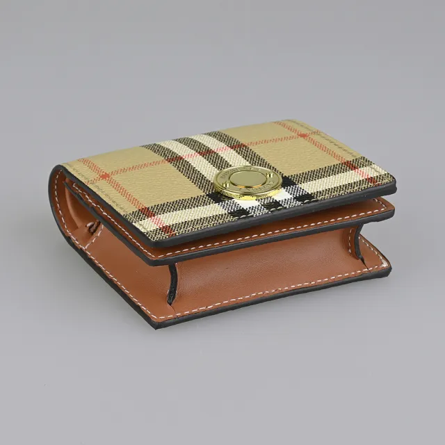 【BURBERRY 巴寶莉】BURBERRY經典壓印LOGO格紋PVC 4卡釦式對折短夾(典藏米x棕)