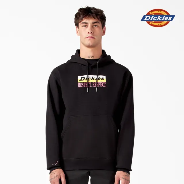 【Dickies】BCA 聯名－男款黑色胸前品牌圖案印花設計休閒連帽大學T｜DK012216BLK