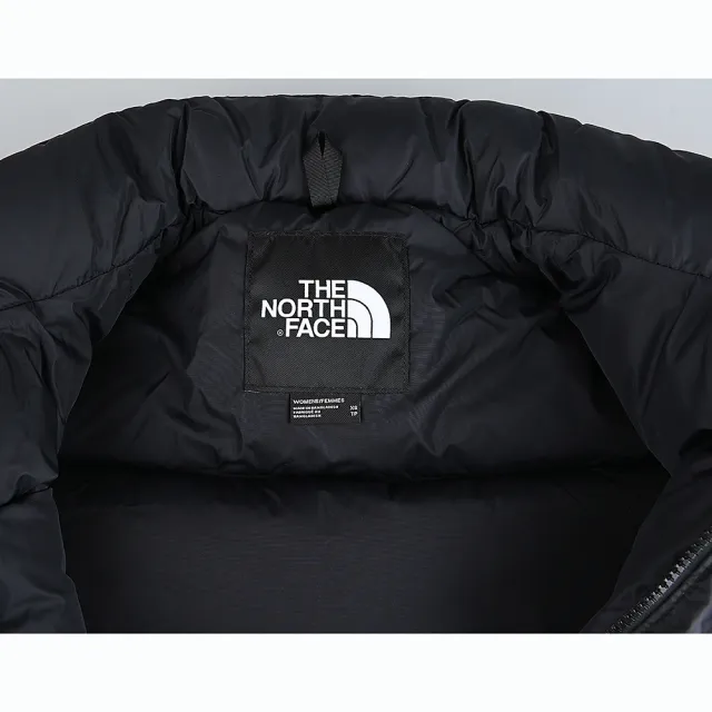 【The North Face】The North Face Nuptse左胸前刺繡白字 LOGO 設計尼龍羽絨外套(女款/黑x白)