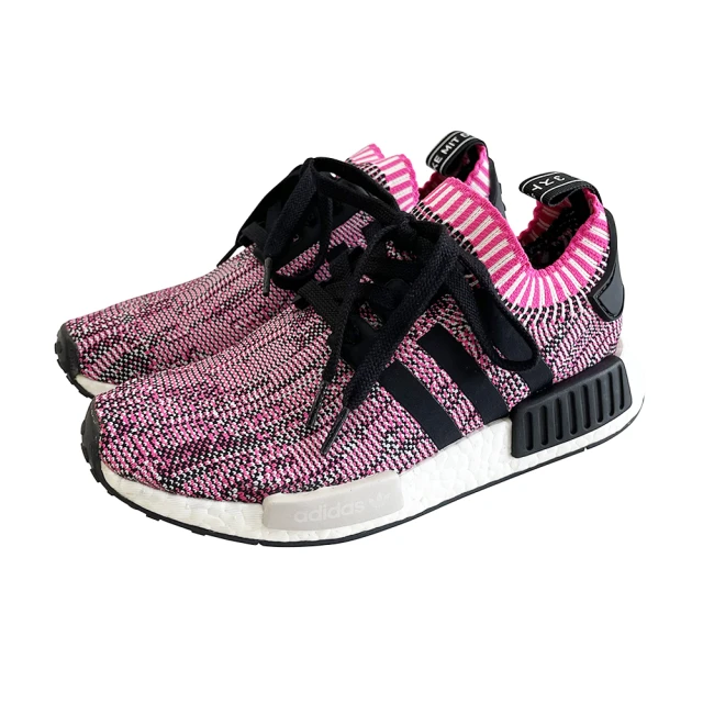 adidas 愛迪達 歐美明星穿搭款女孩最愛NMD R1 PRIMEKNIT粉桃運動慢跑潮鞋(黑X灰方塊)