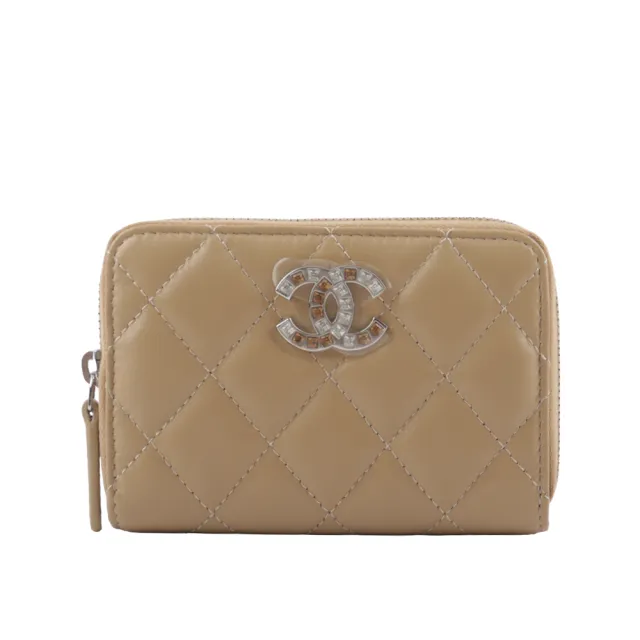 【CHANEL 香奈兒】雙色珠寶CC Logo 羊皮ㄇ形拉鍊零錢包(深米色)