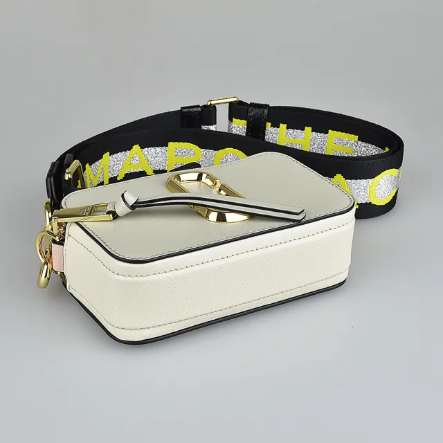 【MARC JACOBS】MARC JACOBS THE SNAPSHOT拉鍊防刮牛皮撞色斜背包(塵灰x米x櫻花粉x銀底黃字背帶)