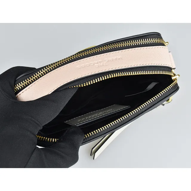 【MARC JACOBS】MARC JACOBS THE SNAPSHOT拉鍊防刮牛皮撞色斜背包(塵灰x米x櫻花粉x銀底黃字背帶)
