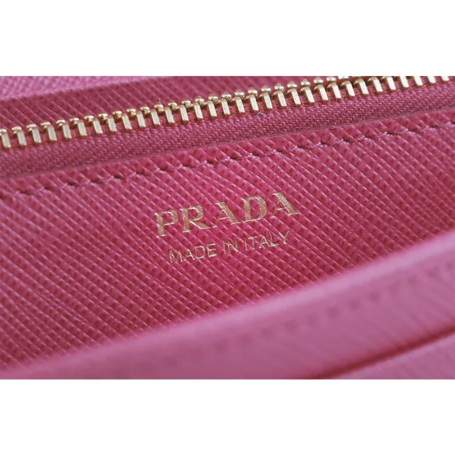 【PRADA 普拉達】金字浮雕Logo防刮牛皮雙釦對開長夾(牡丹粉)