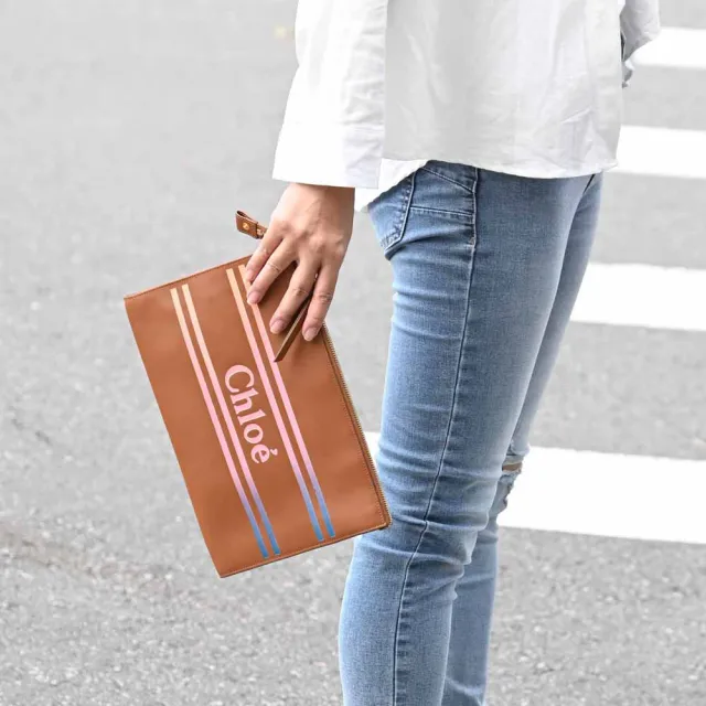 【Chloe’ 蔻依】大LOGO漸層條紋大手拿包萬用包(咖 大款)