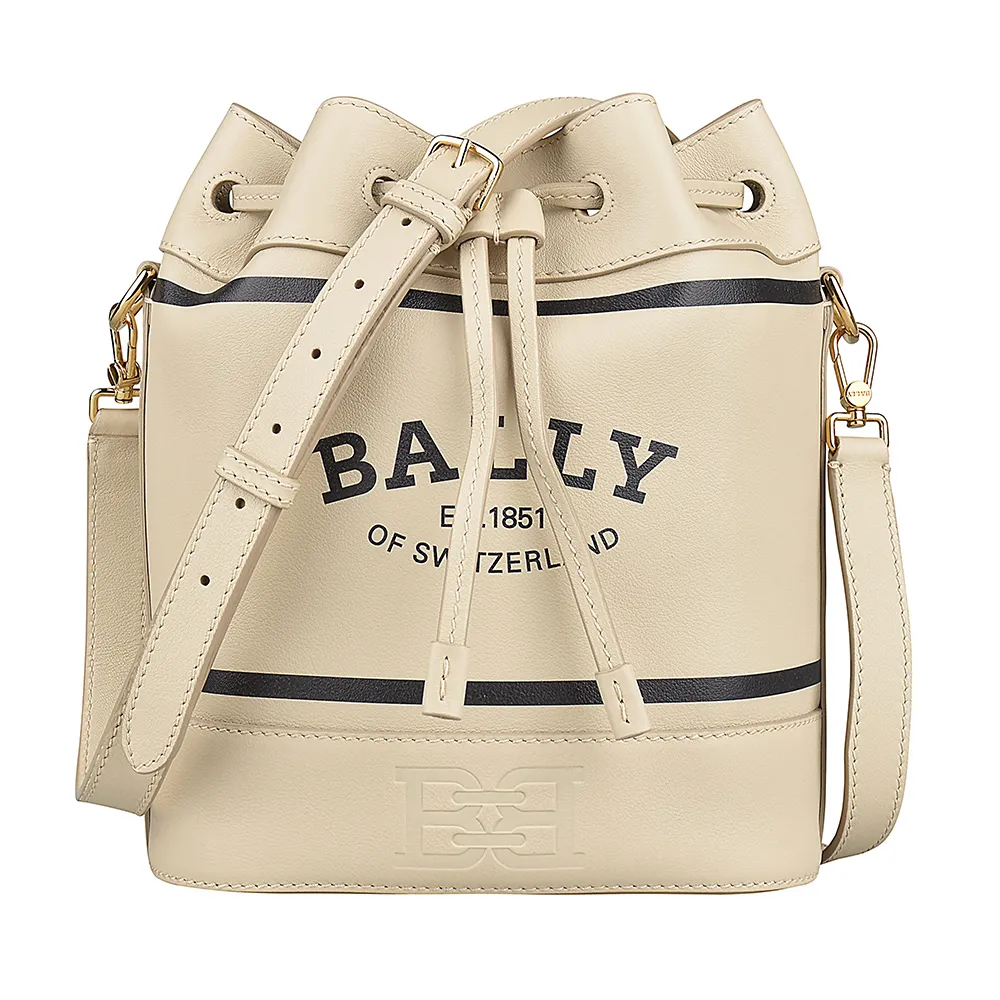 【BALLY】BALLY CLEOH黑字印花LOGO小牛皮抽繩束口斜背水桶包(淺米)