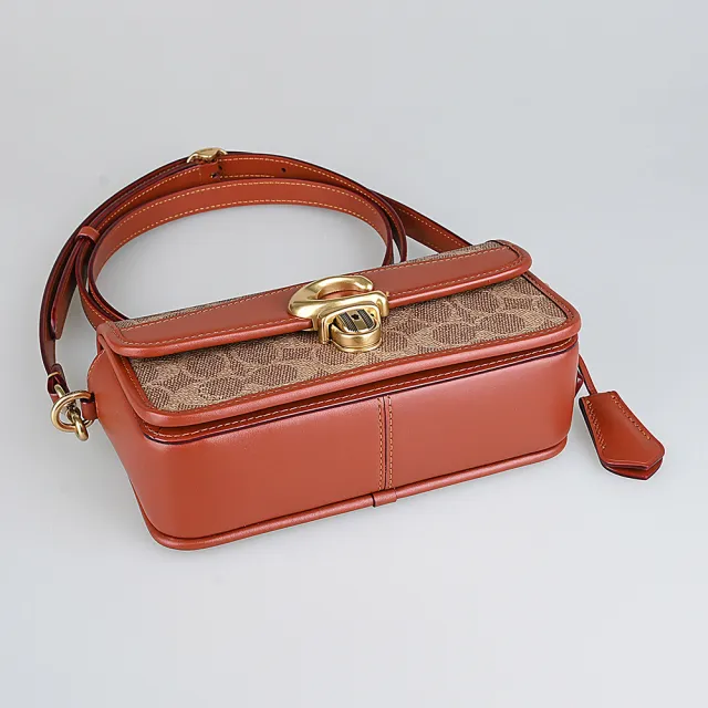 【COACH】COACH STUDIO BAGUETTE金字C金屬鎖釦塗層帆布印花拼接牛皮手提斜背兩用法棍包(卡其x棕紅)