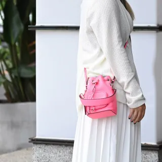 【FENDI 芬迪】網美夯包素雅小牛皮迷你手提兩用水桶包(螢光粉)