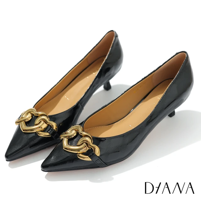 DIANA 4.7cm 壓紋羊漆皮金屬心型飾釦尖頭低跟鞋(黑