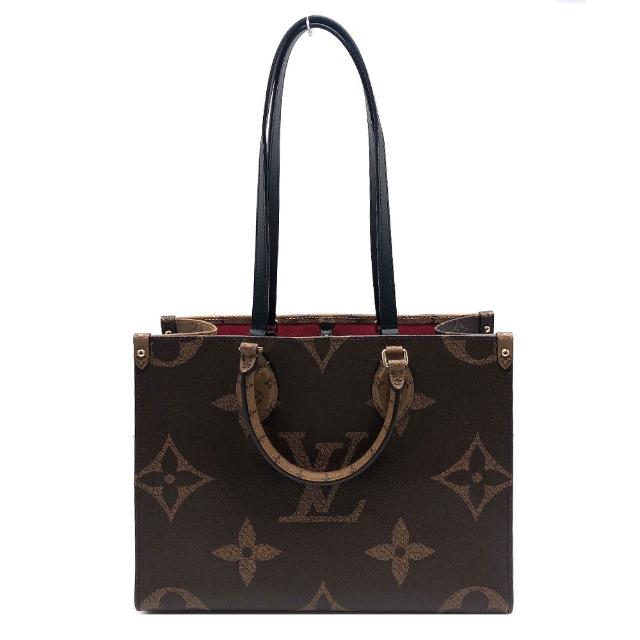 LV LOUIS VUITTON路易威登 M45321 經典 ONTHEGO MM Monogram Reverse 帆布手提 / 肩背購物包 這款 LV LOUIS VUITTON 路易威登 M45321 經典 ONTHEGO MM Monogram Reverse 帆布手提購物包,採用咖啡色系帆布與牛皮結合設計,適合日常出門使用。包款為兩用設計,可手提或肩背,配有原廠防塵套與說明書。尺寸為長34cm、寬15cm、高26cm,提把高度11cm,肩帶垂至包身23cm。內設3個內袋,方便分裝物品,適合女性使用。