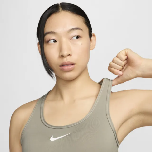 【NIKE 耐吉】運動內衣 女款 中度支撐 慢跑 瑜珈 訓練 AS W NK SWSH MED SPT BRA 灰綠 DX6822-320(3X973)