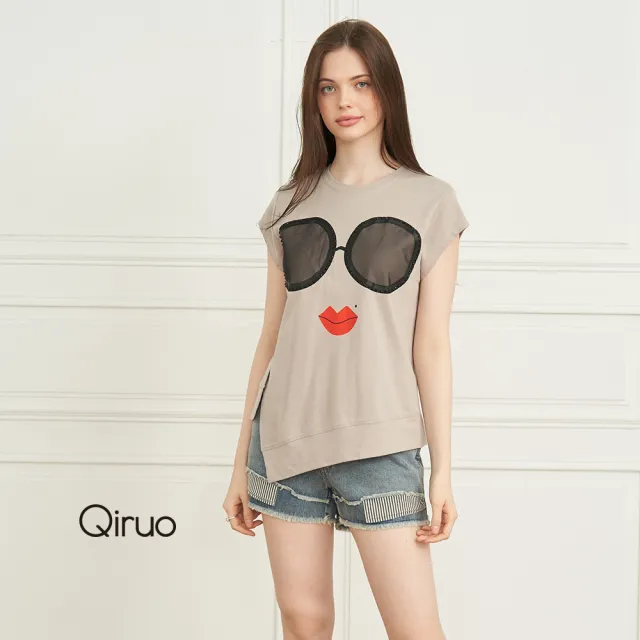 【Qiruo 奇若名品】棉質圓領下擺不規則大V車縫灰咖 胸前大眼墨鏡紅唇上衣