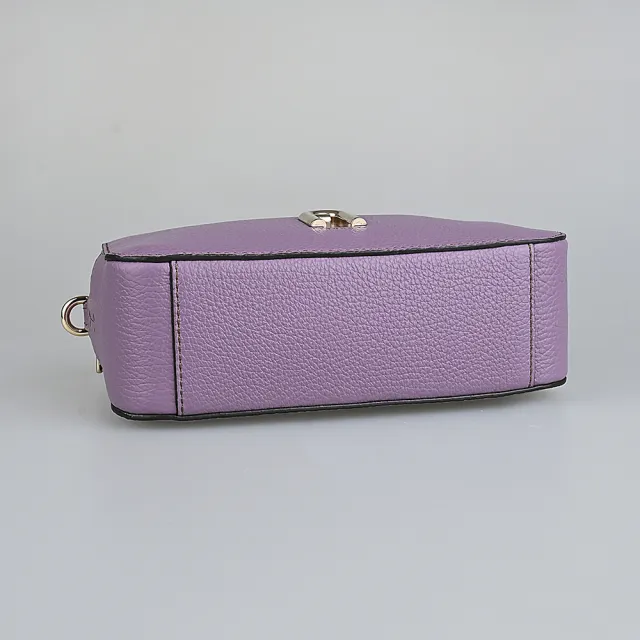 【FURLA 芙拉】FURLA PRIMULA復古金屬拱門LOGO荔枝紋設計牛皮拉鍊斜背相機包(芋紫)