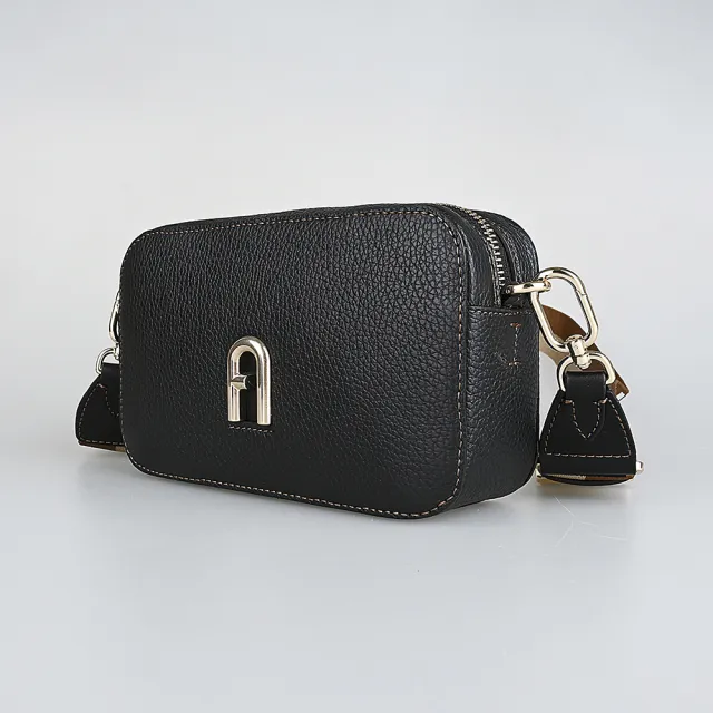 【FURLA 芙拉】FURLA PRIMULA復古金屬拱門LOGO荔枝紋設計牛皮拉鍊斜背相機包(黑)