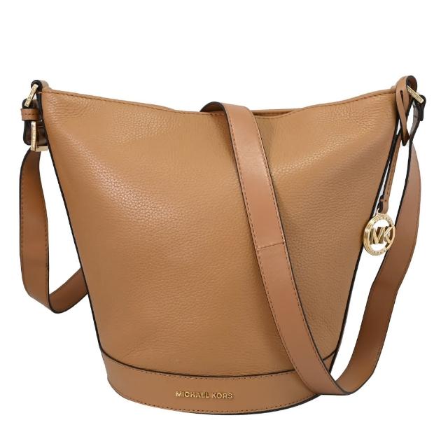 【Michael Kors】簡約金屬LOGO吊飾皮革可調肩斜水桶包斜背包(淺咖)