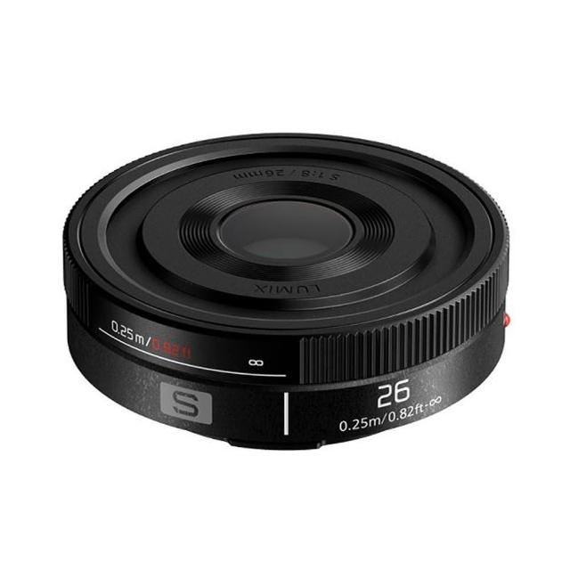  Panasonic 國際牌 LUMIX S 26mm F8 廣角定焦鏡頭（型號 S-R26GC）是 LUMIX S 系列的輕巧配件，焦距 26mm、恆定 F8 光圈，提供 80° 對角線視角，適合風景與街拍。採用 5 組 5 片鏡片結構，包括 1 個 UED 鏡頭，確保高畫質表現。放大倍率 0.14x，手動對焦系統，直徑 φ67.1mm x 長 18.1mm，僅重 58g，便於攜帶。無法加裝濾鏡，24 個月保固，公司貨正品。Panasonic LUMIX S 鏡頭專為全片幅相機設計，捕捉廣角細節，提升攝影創作。 