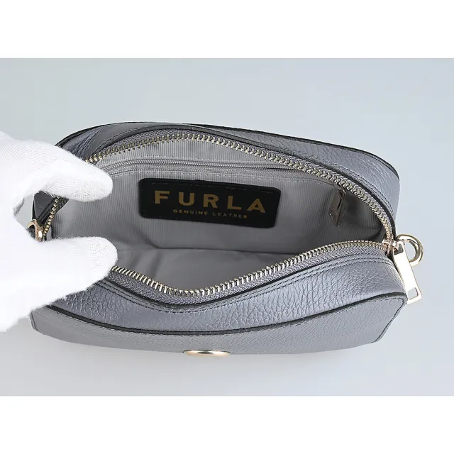 【FURLA 芙拉】FURLA PRIMULA復古金屬拱門LOGO荔枝紋設計牛皮拉鍊斜背相機包(土壤灰)
