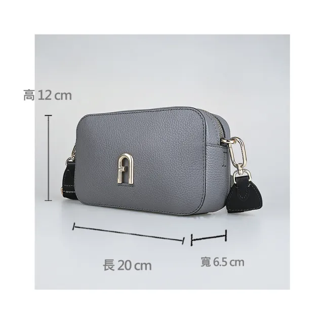 【FURLA 芙拉】FURLA PRIMULA復古金屬拱門LOGO荔枝紋設計牛皮拉鍊斜背相機包(土壤灰)