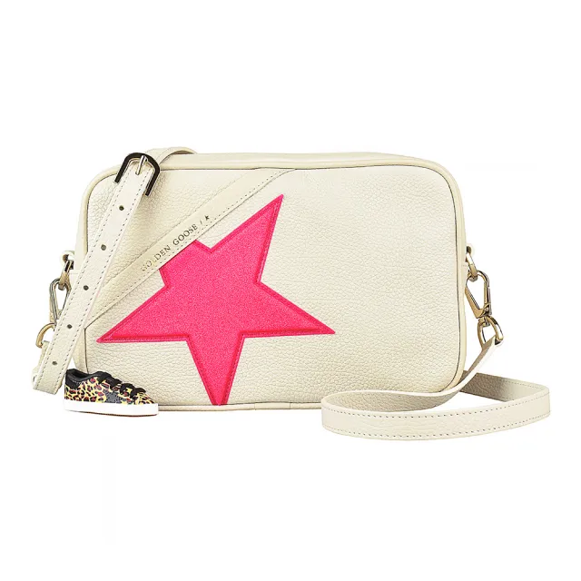 【GOLDEN GOOSE】GOLDEN GOOSE Star燙金字LOGO小牛皮粉紅星星圖案拉鍊斜背相機包(白/TOKIDOKI拉鍊短夾)