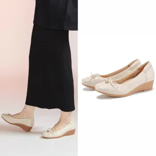 【MAGY】方頭壓紋牛皮蝴蝶結楔型中跟鞋(米色)