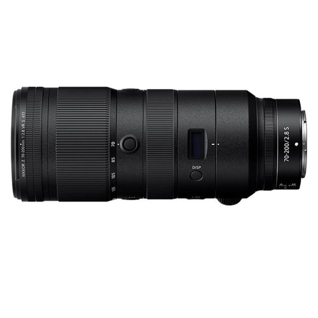  Nikon 尼康 Z 70-200mm F/2.8 VR S 是一款頂級望遠變焦鏡頭，專為 Nikon Z-Mount 無反相機設計，提供 70-200mm 焦段、高速 F/2.8 恆定光圈與 VR 防震系統，捕捉遠距細節與動態畫面。畫質銳利、自動對焦迅捷，適合專業攝影與運動、野生拍攝。公司貨正品保證，品質可靠。 