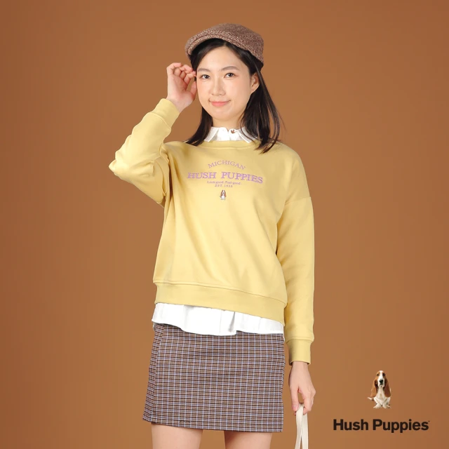 Hush Puppies 女裝 上衣 簡約配色品牌英文刺繡小狗寬版上衣(淺黃 / 44210101)