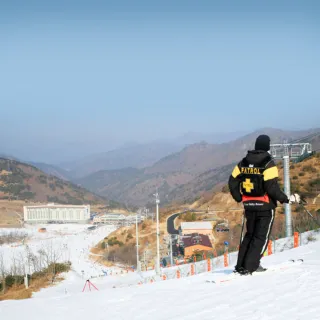 【喜鴻假期】【彩妝一站．釜蔚滑雪樂５日】伊甸園滑雪、夜遊名仙島、鯨魚文化村、天空膠囊列車、韓式美食