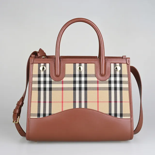 【BURBERRY 巴寶莉】BURBERRY Title金釦LOGO帆布拼接小牛皮吊釦式手提/斜背包(駝x米格紋)
