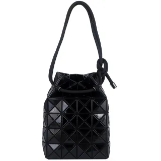 【ISSEY MIYAKE 三宅一生】BAOBAO 亮面方格6x6繩結側肩/斜背水桶包(黑色)