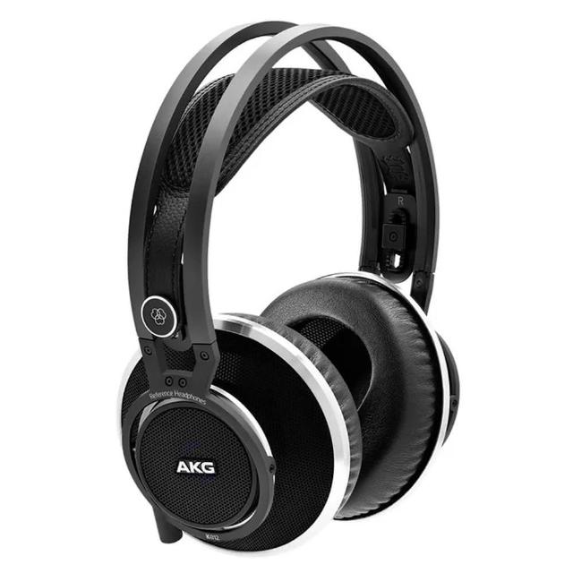 AKG K812 專業監聽頭戴式有線耳機，採用經典黑色系設計，重量僅390g，提供舒適長時間配戴體驗。無麥克風、無線控，專為通用作業系統設計，6.3mm輸入端子確保穩定音質傳輸。斯洛伐克原廠製造，享有兩年保固，理想選擇給音樂製作人與音訊專業人士的開放式監聽耳機。