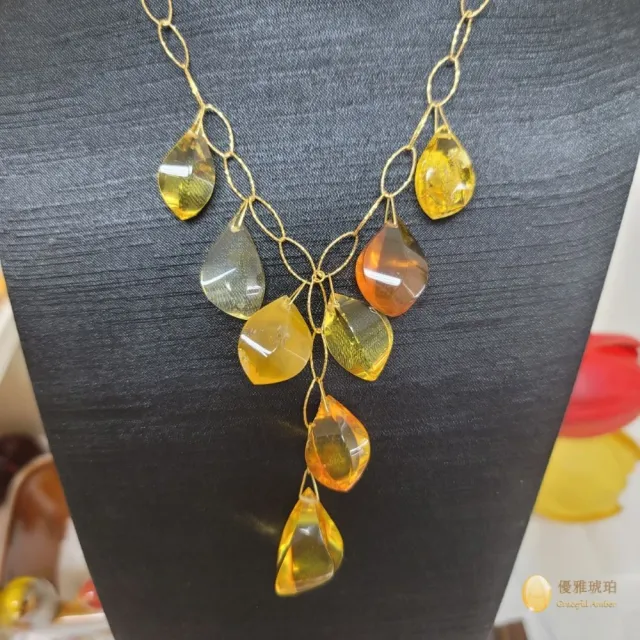 【優雅琥珀】來自波蘭 金燦立體雕刻 垂墜式項鍊(晶瑩透亮 色澤光澤俱優 具鑑定證書)