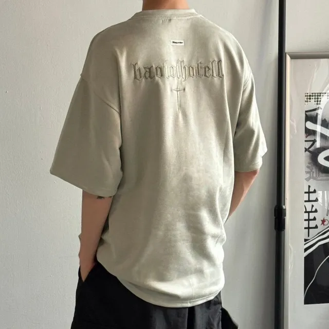 【AMERO】男裝 女裝 短袖麂皮T恤(男裝 女裝 短袖麂皮T恤 十字架刺繡 寬鬆 落肩)