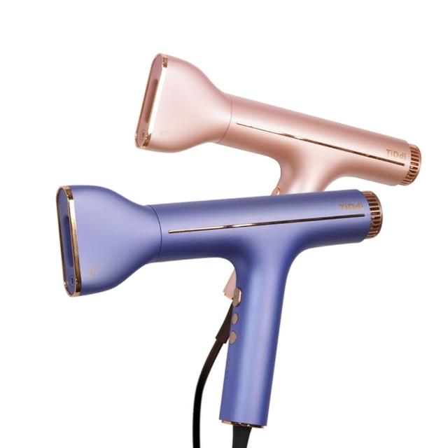 TiDdi鈦迪 HDI880i TiDdi鈦迪 HDI880i 吹風機採用先進負離子與nanoe奈米水離子技術,深入護髮保濕,減少毛躁,提升光澤。1100W強勁功率,四段風速三段溫度調節,支援冷風與溫控功能,適合日常造型。可拆式特殊吹嘴與水離子風嘴,輕巧350g設計,中國製造,BSMI認證,1年保固。紫色系與粉紅色系選擇,20x19x5cm尺寸,110V電壓,附禮盒與說明書,專業美髮首選!
