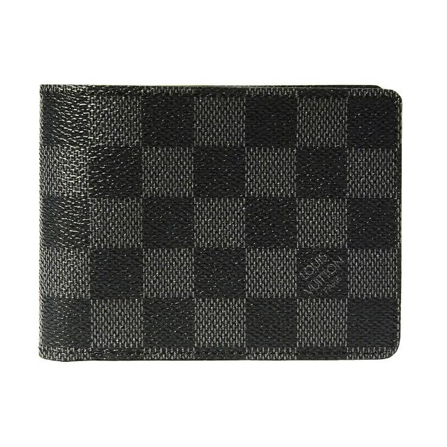 LV LOUIS VUITTON 路易威登 N62663 系列黑色系 Damier 經典棋盤格短夾，採用合成皮與 Damier Graphite 帆布+天然皮革製成，內附原廠防塵套與品控卡，設計簡約實用，適合男性日常攜帶，內部有2個夾層與3個內袋，輕便耐用，歐洲真品平行輸入，品質保證。