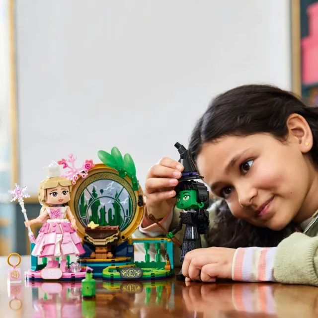 【LEGO 樂高】魔法壞女巫系列 75682 艾爾法巴和葛琳達玩偶(魔法壞女巫 模型 萬聖節 DIY送禮 居家擺設)