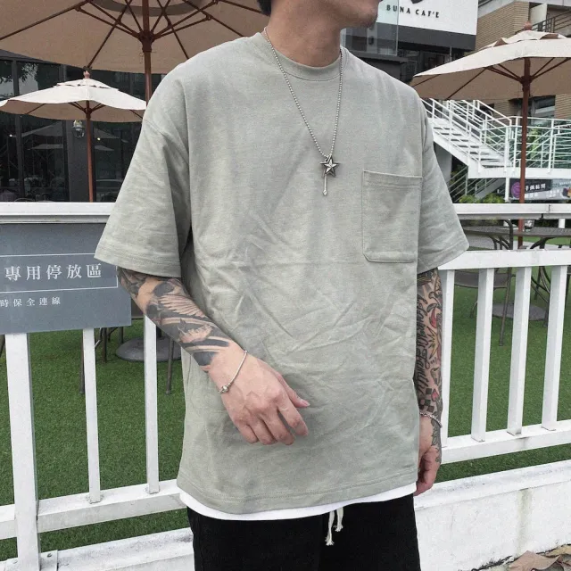 【AMERO】男女裝 圓領短袖T恤(男女裝 圓領短袖T恤 素面 口袋 落肩款 情侶裝)