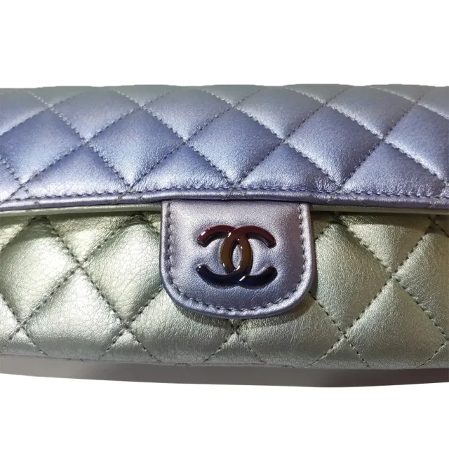 【CHANEL 香奈兒】AP2044 經典菱格紋小羊皮漸層幻彩風格斜揹眼鏡墨鏡包(幻彩)