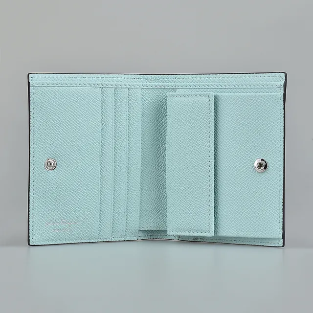 【Salvatore Ferragamo】SALVATORE FERRAGAMO GANCINI金屬LOGO釦式4卡小牛皮短夾(冰川藍)
