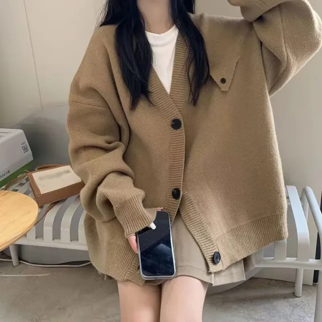 【D.studio】韓版寬鬆慵懶風V領單排扣針織外套(毛衣針織上衣長版外套女裝衣服上衣保暖外套保暖上衣 J352)