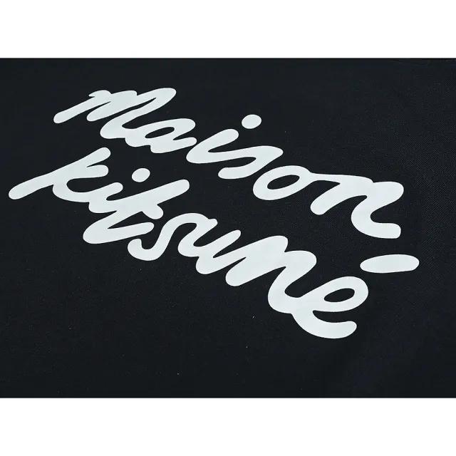 【Maison Kitsune】Maison Kitsune 正面燙印草寫LOGO設計圓領短袖棉質T恤(男款/黑x白)