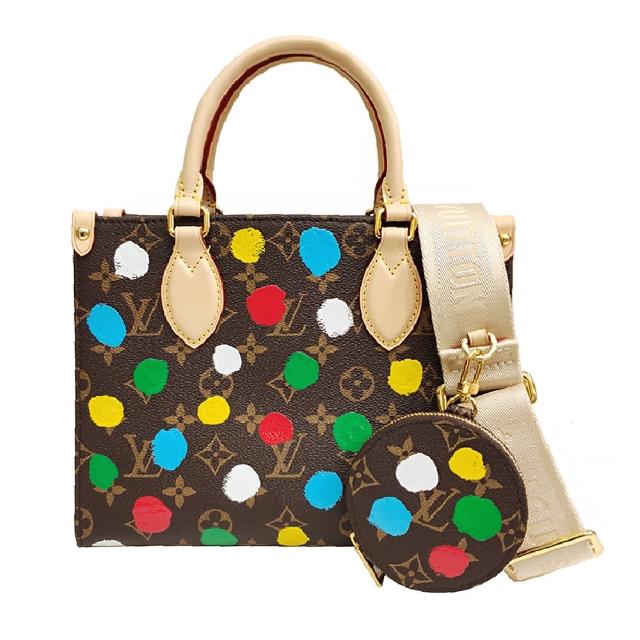 LV LOUIS VUITTON路易威登 M46380 聯名YK ONTHEGO PM系列經典Monogram帆布手提/斜背包 LV 路易威登與 YK 聯名設計的 ONTHEGO PM 系列經典Monogram帆布兩用斜揹包,採用咖啡色系牛皮與帆布拼接,內設3個內袋,開放式開口設計,配備原廠防塵袋、背帶與零錢包,輕便實用,適合女性日常使用。
