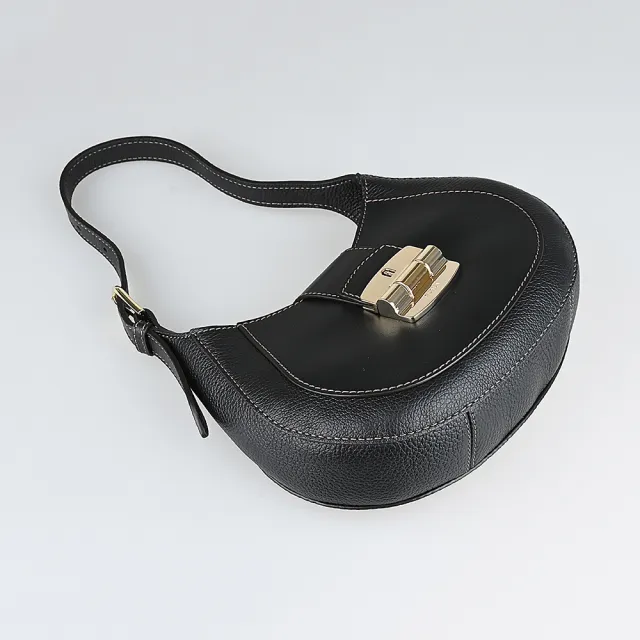 【FURLA 芙拉】FURLA Club 2金屬刻印LOGO荔枝紋拼滑面牛皮吸釦式肩背包(黑)